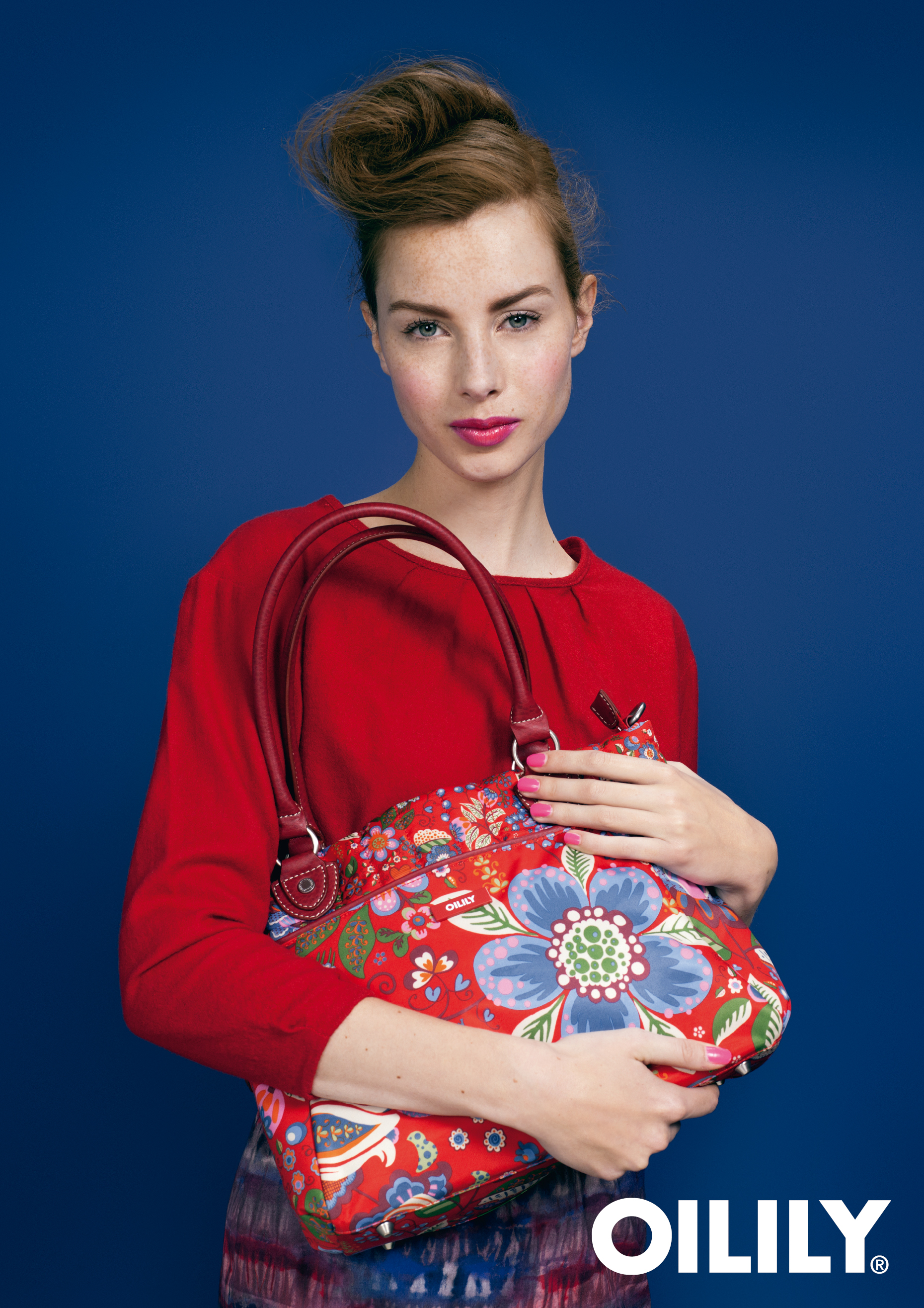 Oilily Winter Blossom Tasche, die von einer Frau &uuml;ber der Schulter getragen wird